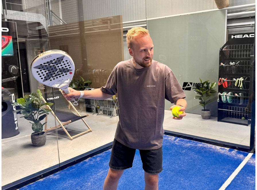 Padel-pelaaja esittelee NOX-padel-mailaa kokeneille pelaajille Padelshoppenin showroomissa
